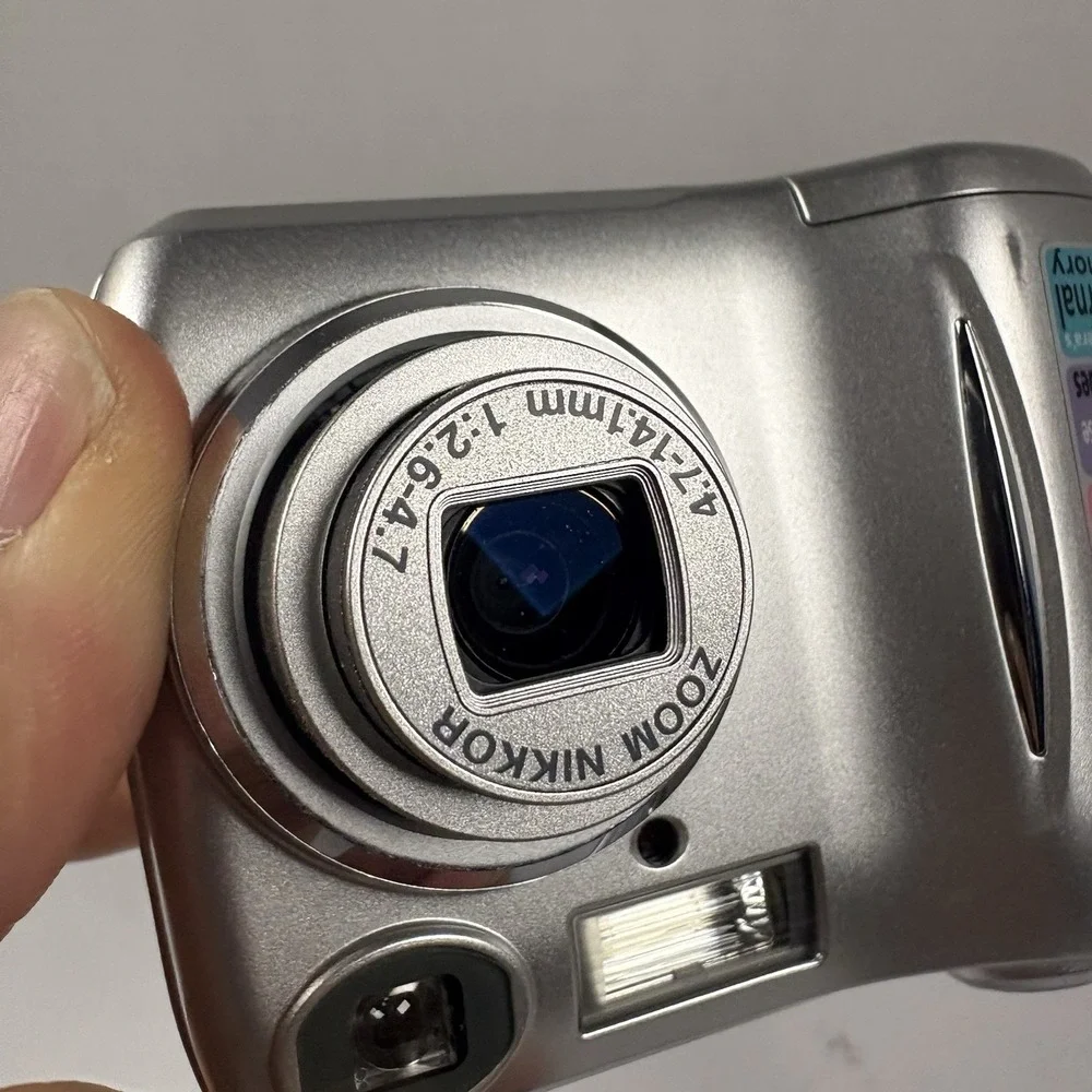 Nikon CoolPix E2200 3.2MP Compact Digital Camera Zoom Silver Works! Retro Vtg